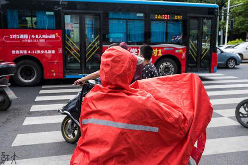 雨中街口